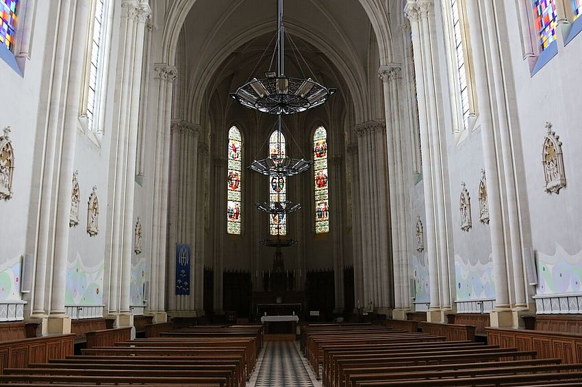 Frre Christian Chapelle 1280px 69204 Saint Genis Laval Chapelle de frres Maristes Nef