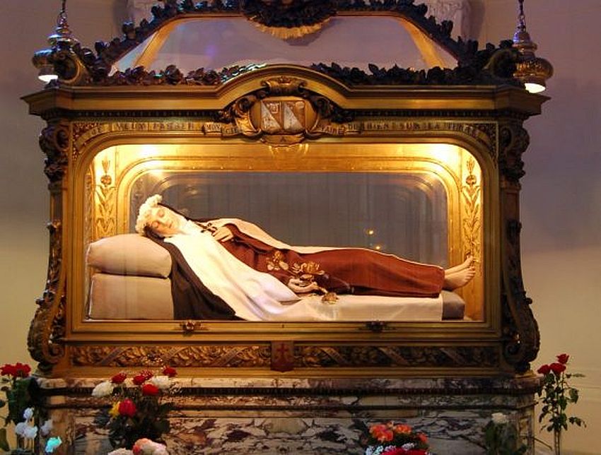 Lisieux tombeau chasse sainte therese carmel 569x431