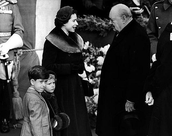 Elizabeth II en 1953 avec Winston Churchill 558c24c 8251 116ddtn.c97iizfr